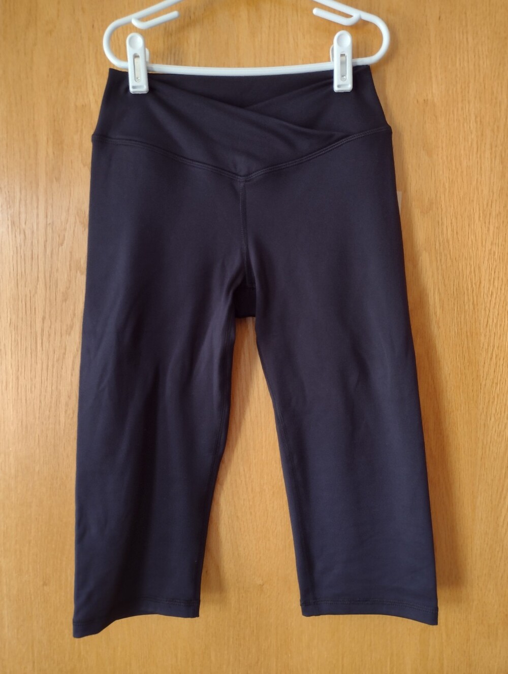 Mono B Crossover Capri Leggings Size Medium